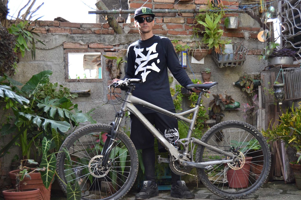 William Garcia is founder with other friends of the Cuban Mountain Bike Club in Sancti-Spíritus, he is a rider, photographer and videographer.