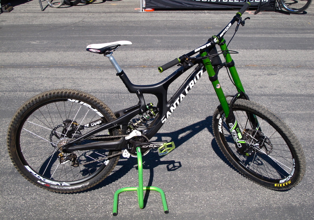 Their is no arguing that Santa Cruz's V10 is a high test race steed. Equipping it with DVO's Emerald inverted fork and their Jade rear shock just made it that much more drool worthy.
