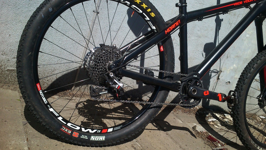 New wheel with Stans ZTR FLOW EX rim and DT SWISS revolution spokes on my old Sram XD Hub