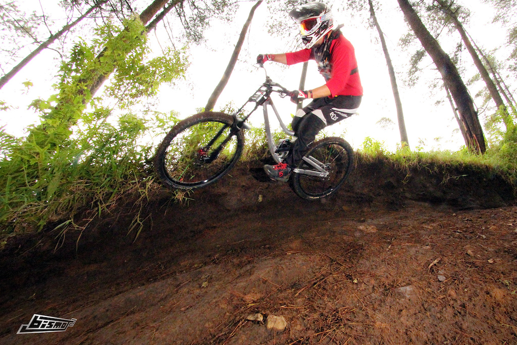 slippery when wet :)

photo by arif &amp; @dante26 

#justride
#funissimple