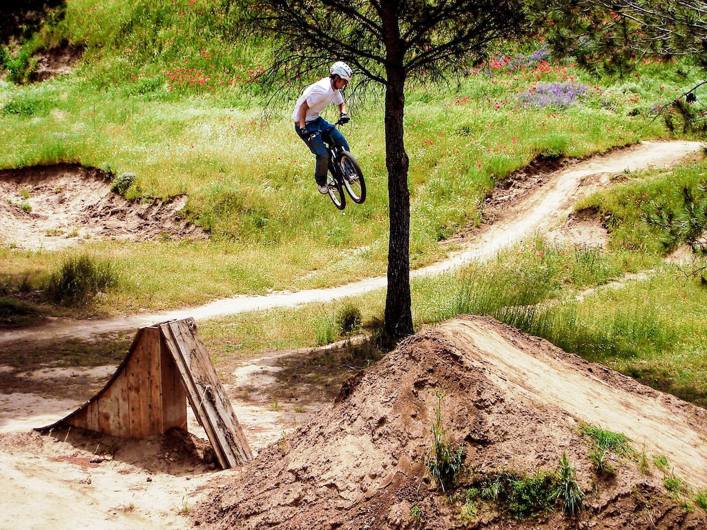 Massive handmade jump in Alcalá ages ago, when I used to dirtjump a lot... pic from 2007
