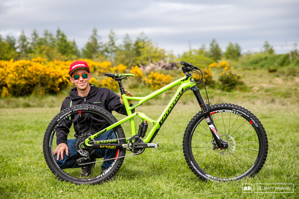 Jerome Clementz has a fresh, new race bike for this weekend sporting the 2016 colours for the Cannondale Jekyll.
