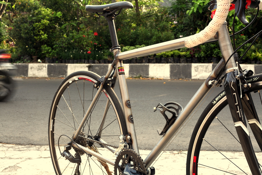 roadbikes custom frame. 100%handmade in malang.material crmo reynolds520 doublebuttd.