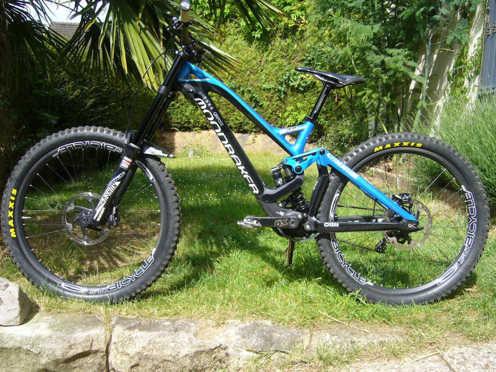 Size M -
15.7kgs as is with those heavy Maxxis Shorty -
Head angle is set at 63°  -
Reach with 30 mm stem = 410mm -
Wheelbase : F 78.5 + R 44.5 = 1230mm
