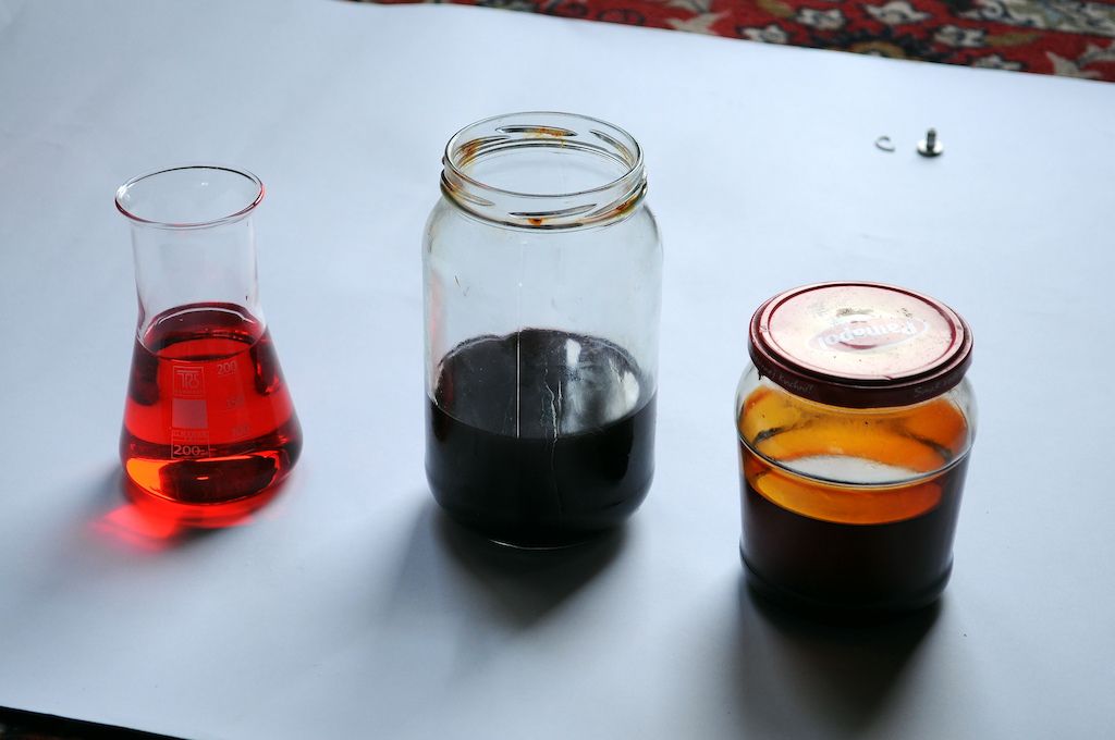 Tak właśnie wyglądają oleje :D Od lewej oczywiście nówka z butelki, w środku świeżo zlany z amora, po prawej zlany z amora podczas poprzedniego serwisu. Coś chyba widzę że światło i ujemne temperatury raczej olejom nie służą, Używanie ich w amorze zresztą też :D