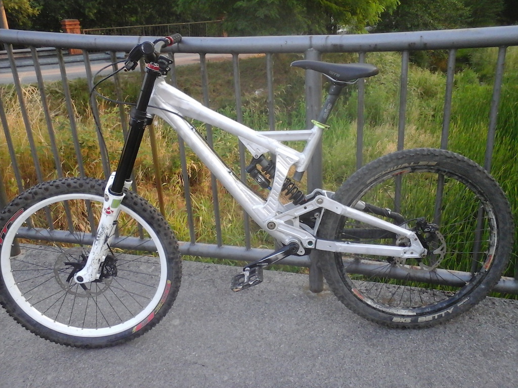 Solid mission9. Kinda ironic the cheapest bike I've ever build is Downhill, although half of the parts are not mine :D