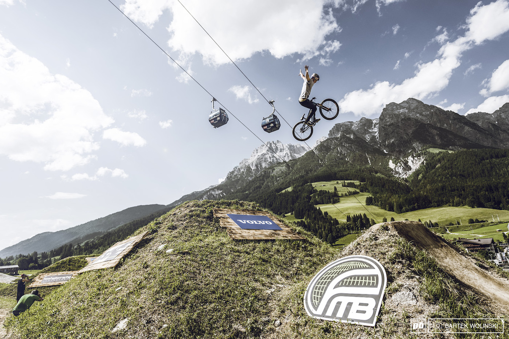 Here we go with the Leogang's 26Trix competition finals! Let's start with the "old but gold" UK style bringed to you by Matt Jones's 360 tuck no-hander!