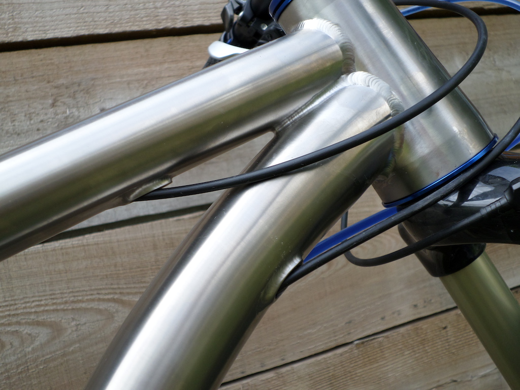 the new Curve Eng. titanium softail frame
headtube details 
powered by SR Suntour, Atserion wheels,
Rotor Q-Ring crankset , Brake Force One brakes
contact :
www.curve-bike-engineering.com
