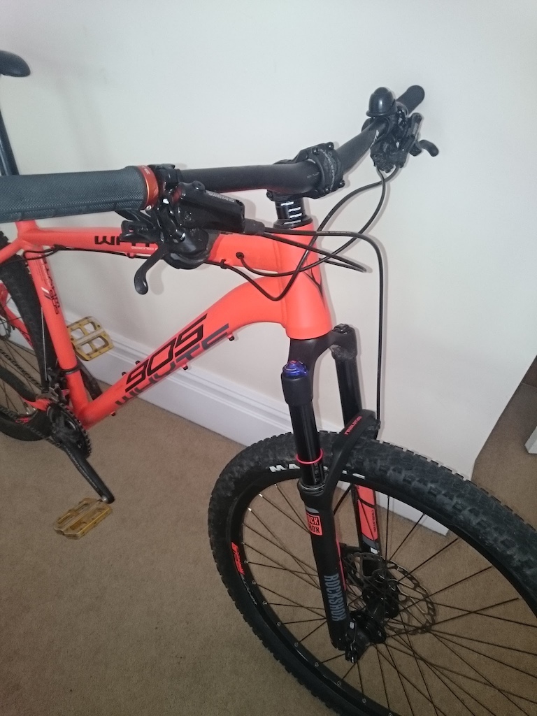 2015 WHYTE 905 ONLY RIDDEN 3 TIMES. SIZE MED OR LARGE (SEE AD)