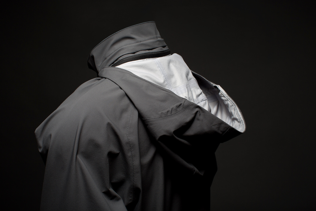 A removable hood, with hidden zip, enables you to ride hoodless whilst also allowing you 
to be equipped for heavy downpours