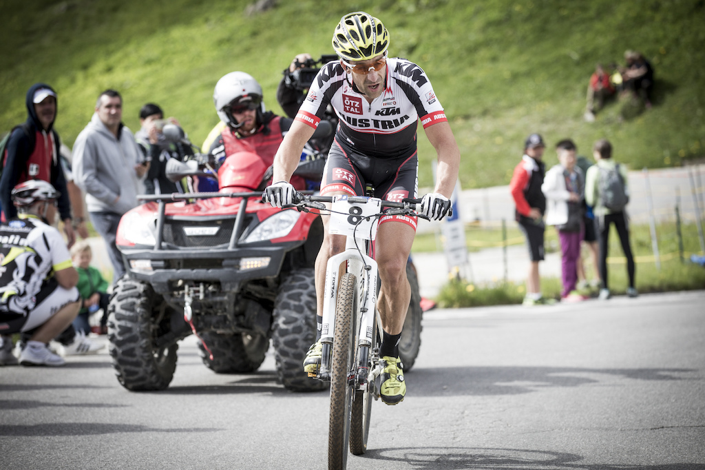 Nothing is save at that moment: Alban Lakata has over a minute advance at „Passo Pordoi", but you never know.