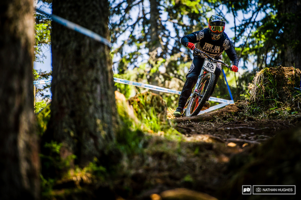 French shredder Amaury Pierron, from last year's batch of juniors, goes on the hunt in the upper loam zone.