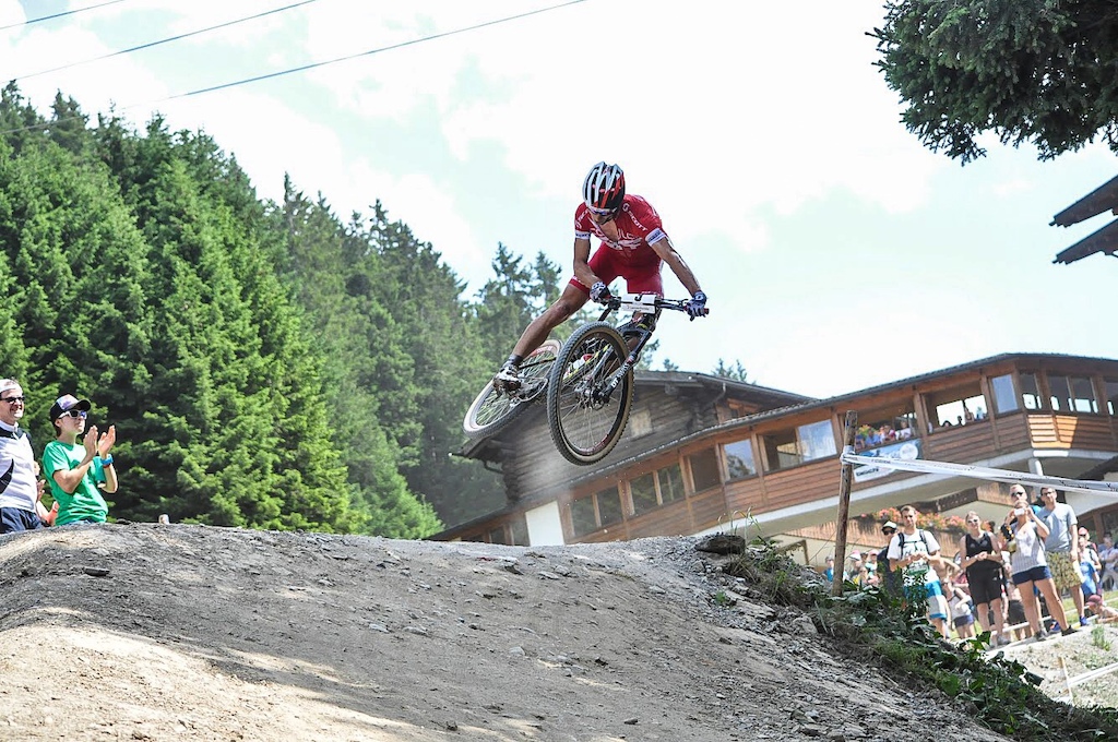 Nino Schurter whipping it while chasing the leading Jaroslav Kulhavý at the World Cup Lenzerheide