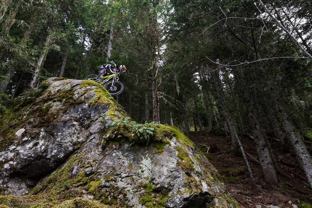 Vince Pernin knows a lot of freeride lines in the woods of Bourg Saint Maurice. I absolutely wanted to shoot him on this impressive and beautiful steep and natural rock.