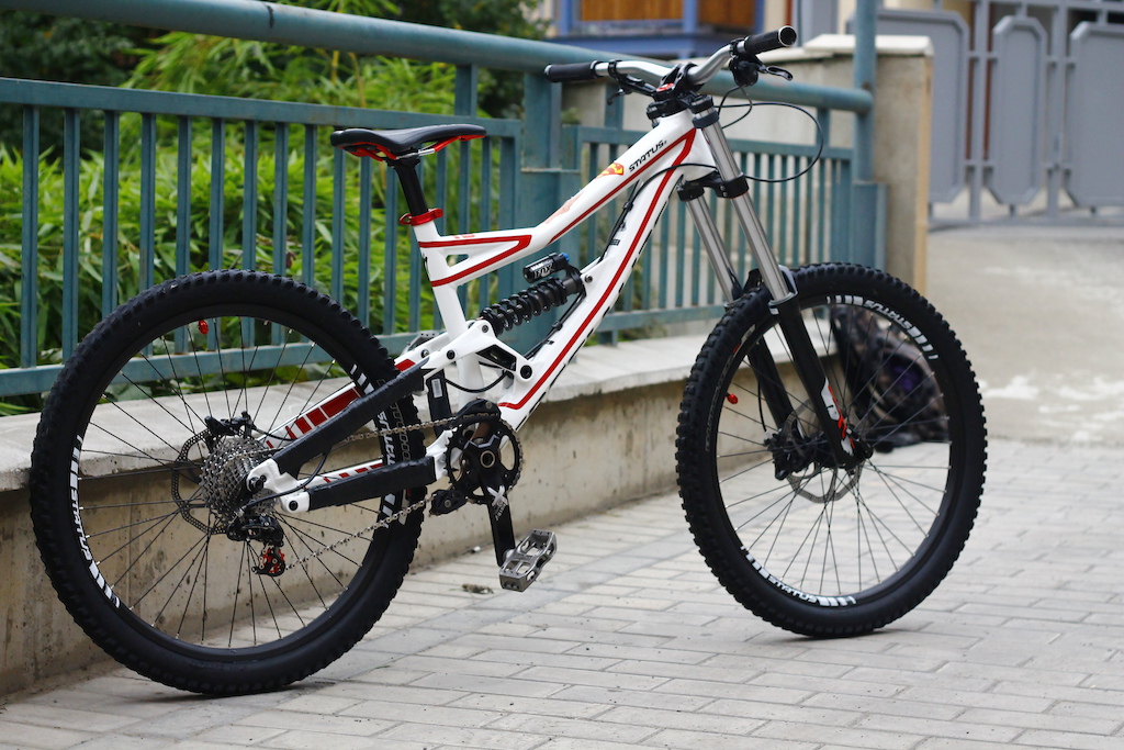 specialized status 2 
 sram rock shox fox kore truvativ dh free ride butcher 2.3  avid trail