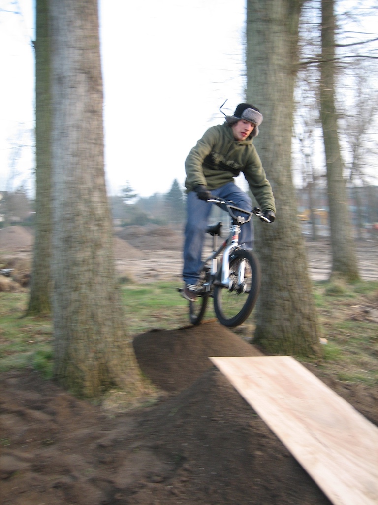 my very first dirt jumps every pro starts small so i am not pro so i start extra small :ù 
this was my first 15 kilos bmx from trek no wonder i soon starting skating again: now thius terrain got urbanised by money