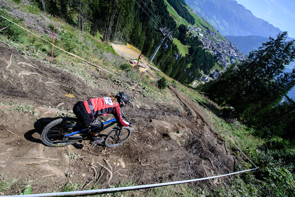 Make no mistake: even if the event is for racers age 11 to 18, the course is not some easy "rolling down" affair. ZIBASA Paula (LAT), winner of both races, in a steep and technical part of the track, with plenty enough of roots to catch on.