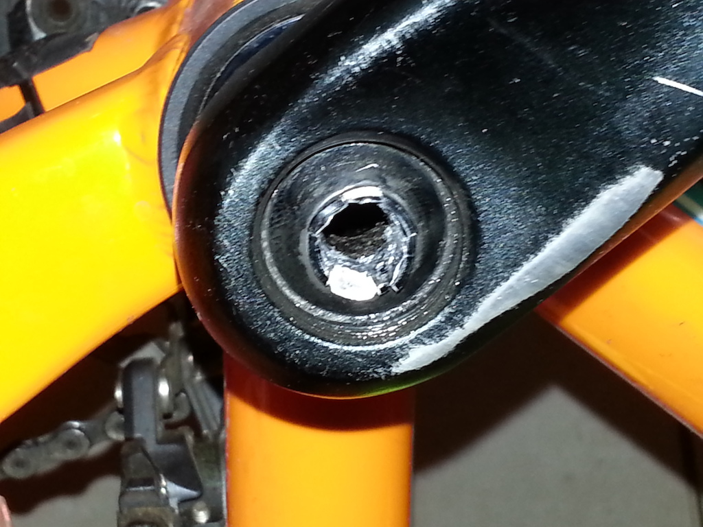 Crank bolt fail !!!! Don't you just love it when this happens....awesome bike, crap cranks. This is one for the lads down Don Skene Cycles in Cardiff....the only lads I'll trust with my bikes.
