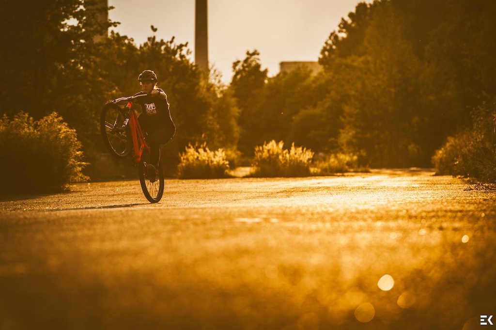 Sunset with my lover COMMENCAL from Horizon Bikes  Photo by pstryKANIA Ewa Kania