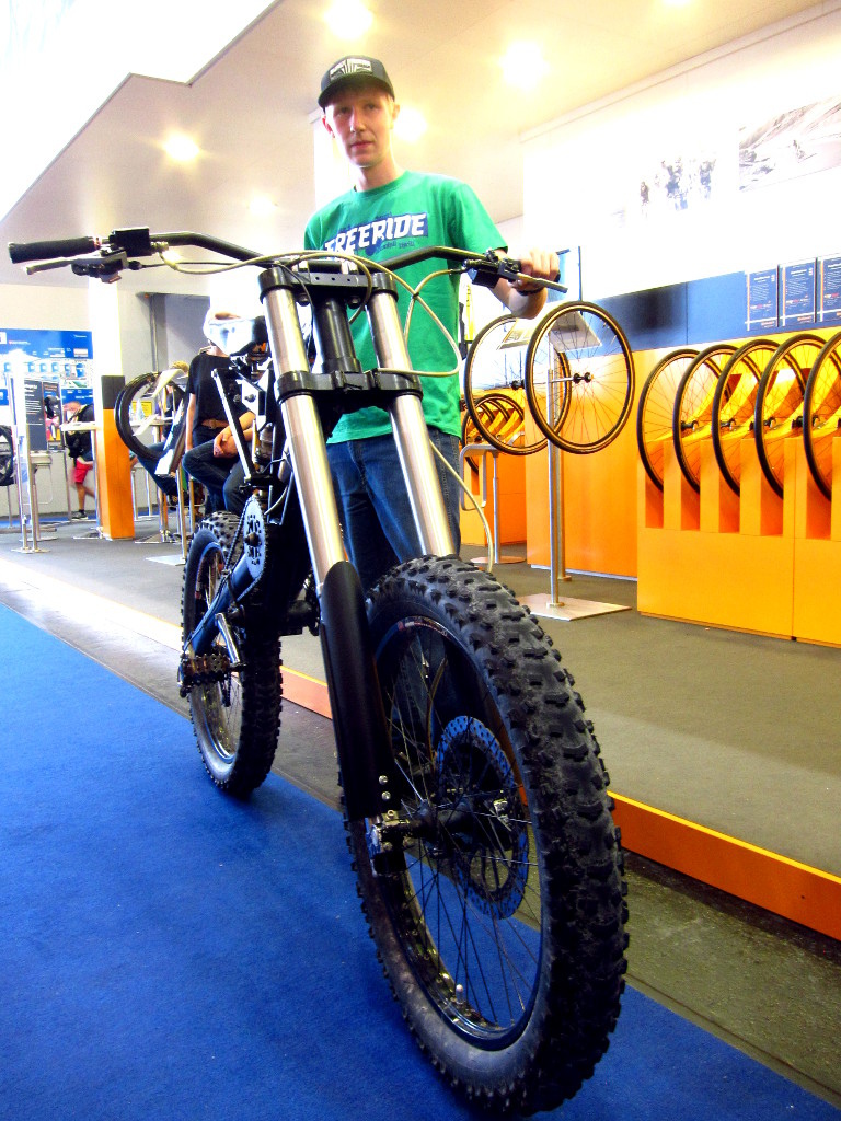Can you handle 900 millimeter bars and a moto fork?

Eurobike 2015