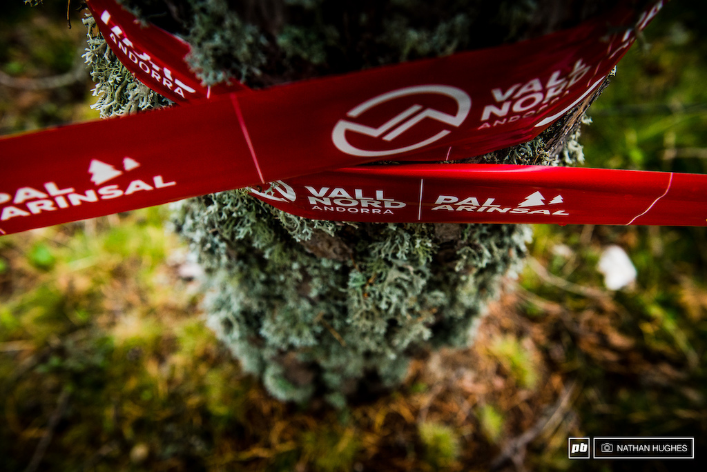 An end of season gift to all fans of DH MTB, tied with a ribbon.... A World Championship match at a beautiful natural kind of track like Vallnord.
