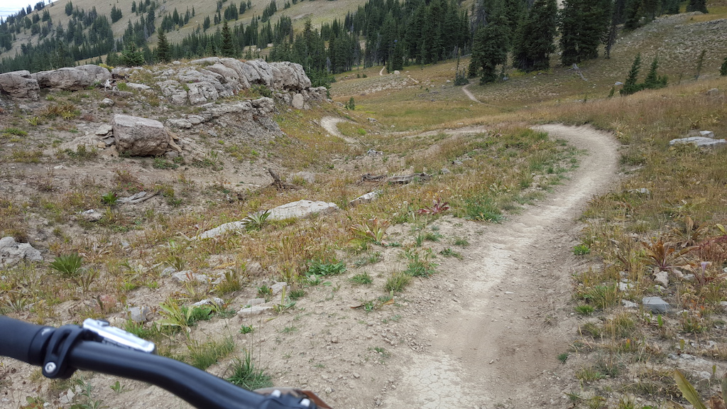 Hard to see, but on the left is a side show trail that drops you off a bit of the rocky ledge and reconnects just ahead