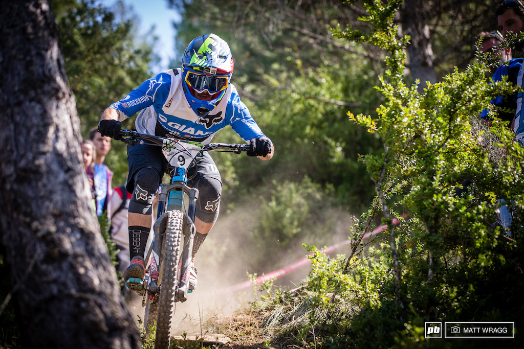After his podium in Whistler, Yoann Barelli has clearly taken a whole boatload of confidence, here in Ainsa, on a completely different type of course he is right back up there again, holding onto second this evening.