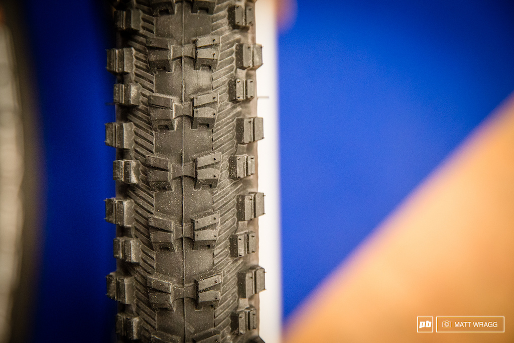 The 90s were strong at the Roc - IRC are back! In the 90s IRC tyres were run by many of the sports top racers, but they lost standing as the years passed and aren't a name we had heard in many years until we say their booth. They have revamped and resurrected their XC tyres - the Mythos and had their new and slightly more aggressive Mibros on show too. The even better news for any nostalgic downhillers is that they are bringing back the Kujo next year! They will be debuting them at the Tapiei show, stay tuned for coverage of that in March.
