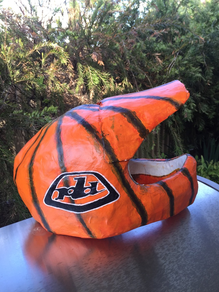 Canadian MTB friends here in Oz are celebrating Halloween in 2015 with a fancy dress. Having seen a pumpkin made into a half lid (with so enduro goggles) on the Interwebs), that gave me the idea to make the "PLD" from Paper Mache and some paints. It's a little wonky, but that's my riding style.