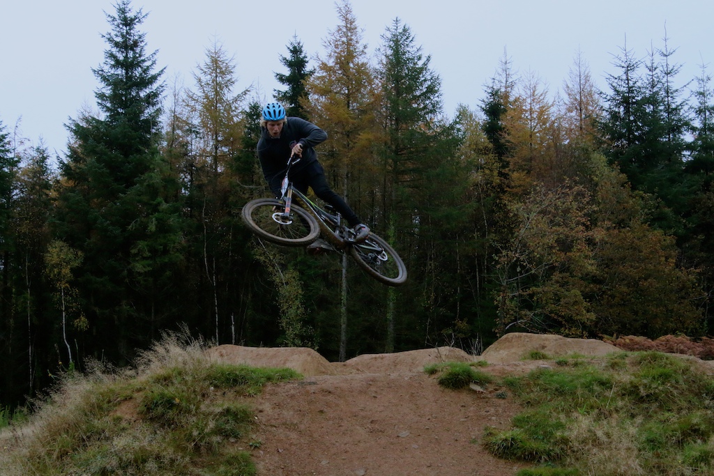 For the second year running, Van Road has held the end of year dual slalom event on the welsh hillside in Caerphilly. This year it attracted top 4x and downhill riders that included Manon Carpenter and Bernard Kerr, all giving it a go to be crowned the 2015 champion.