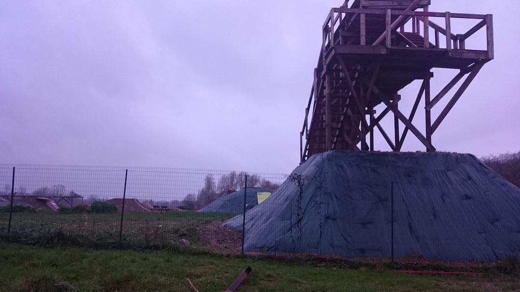 bâchage des flancs pour recevoir bientôt la plantation de graminés
