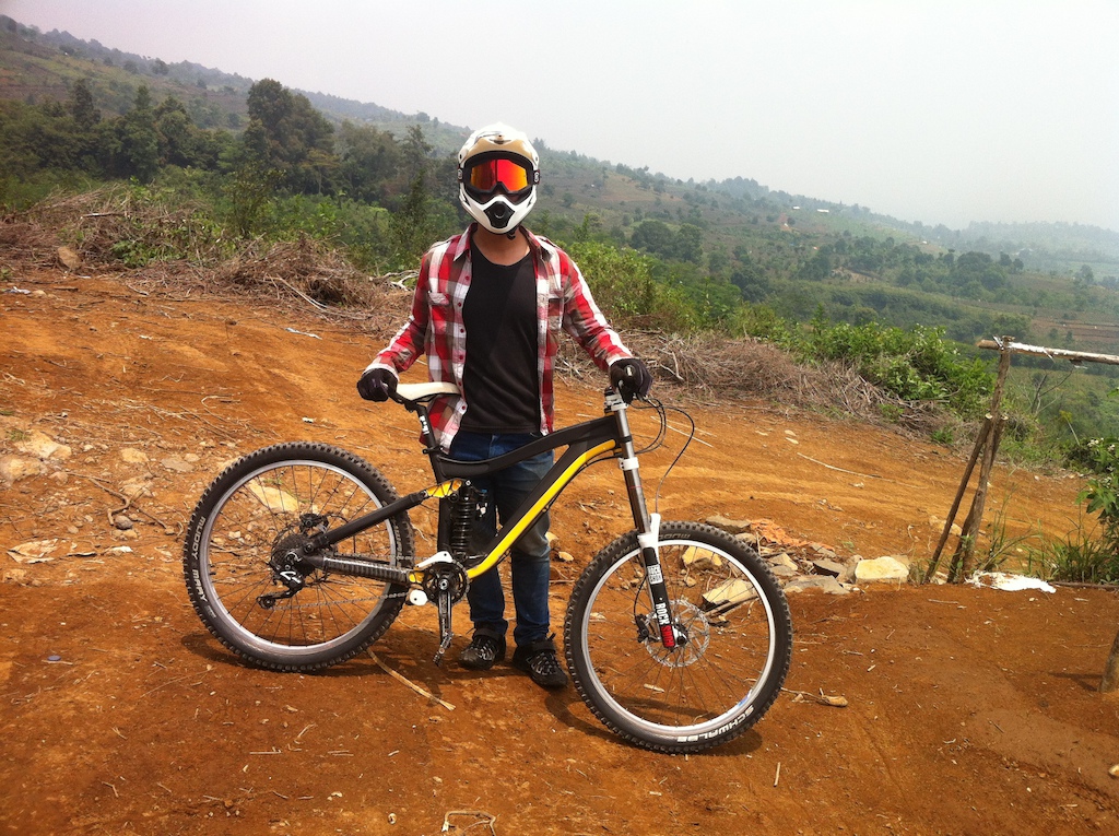 Lite Downhill trail
-+2km leght
without rock garden and root
2 gap
1 northshore
many tabletop and drop