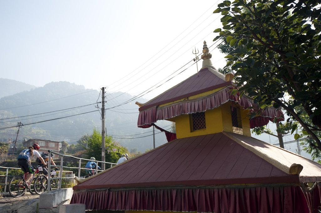 A small Stupa on the way up to the Start line