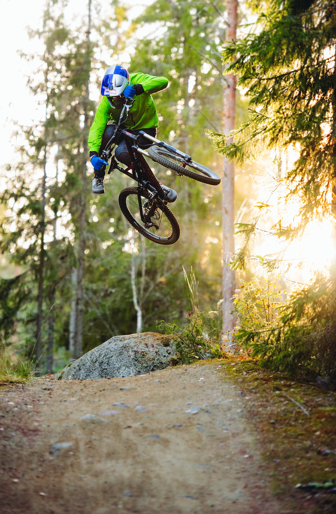 I mean. This light... Late night in mid October and it looks like one of the warm summer days. Martin is such a humble and super talented rider. No wonder the pics turns out good!

/E