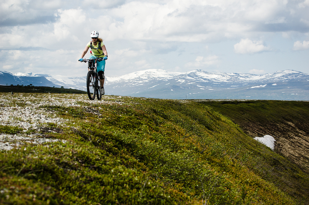 Maria riding along the edge of Pyramiderna in Vålådalen.