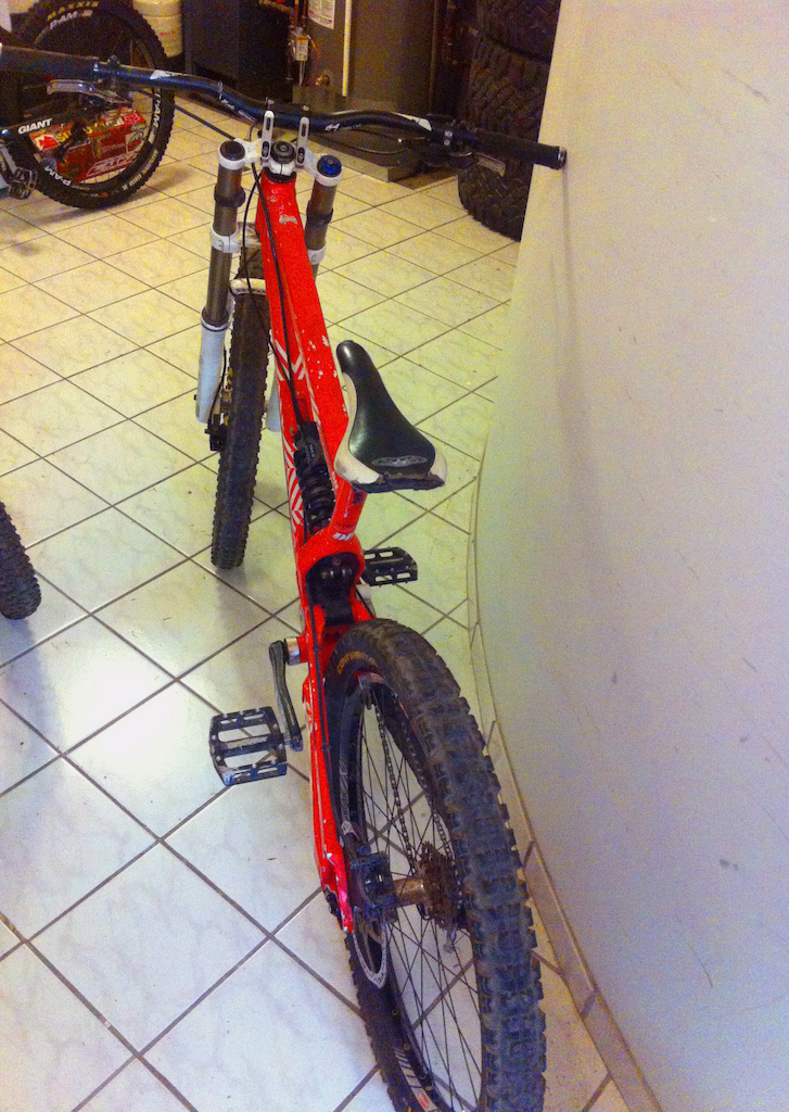 2010 COMMENCAL SUPREME DH V1 ** HOLIDAY PRICE**