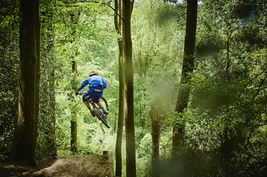 Full speed jump into a steep landing, it doesn't get any better than this !
Enduro with flat pedals - freerid-y look-y