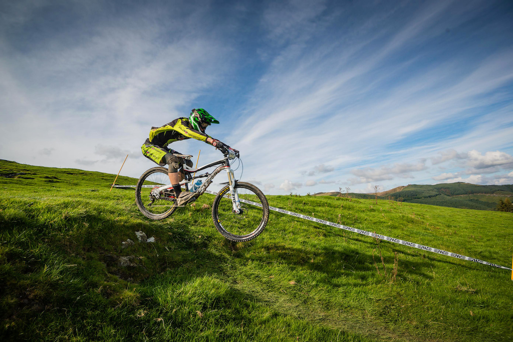 Another awesome photo from the Dyfi round of the UKGE! Flying down this grass trail on the final stage of the competition, it was filled with fast natural drops, awkward flat corners and a lot of off camber! @Lapierre-Bikes @BellBikeHelmets @PedalaBikeAway