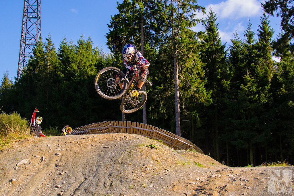 What's the best thing about a lil jump session in the bikepark? Your friends going mad about you throwing down some style. Falk, tabletop.