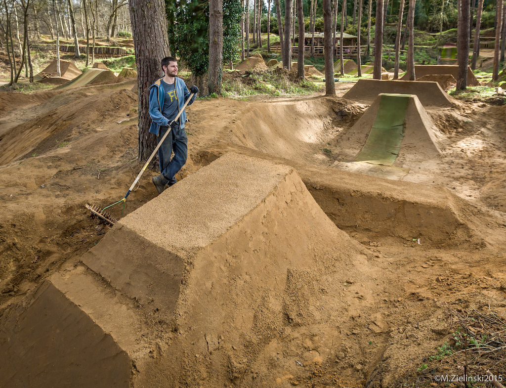 Please dont ask me where these are! I know nothing.
The devotion and passion Gate23 have for their trails is biblical.
Here you see Will Smith modelling Gav Mitchel's creation:"Ting-Tong" (Dirt Box)