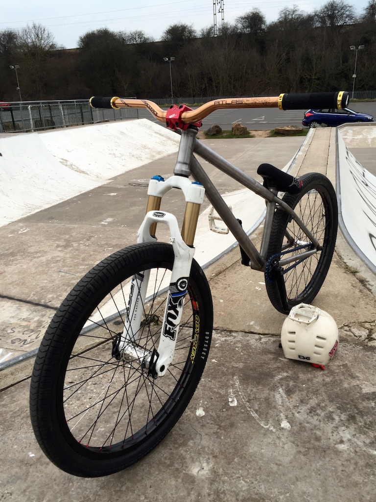 ns cap, fox float 36, raceface atlas dh, dmr swarm stem, profile mini's, odyssey hazard lite rims, colony cranks, all round perfection really she's a beaut. :D
