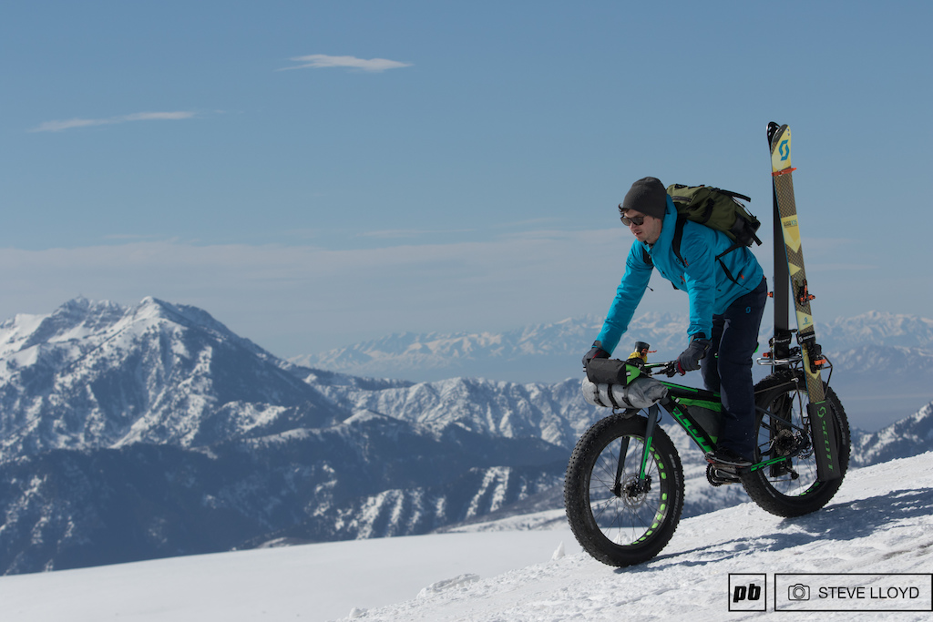 Got the itch to fat bike to ski? Scott has the solution with these cool saddle bags for skis that mount to the back of the bike.