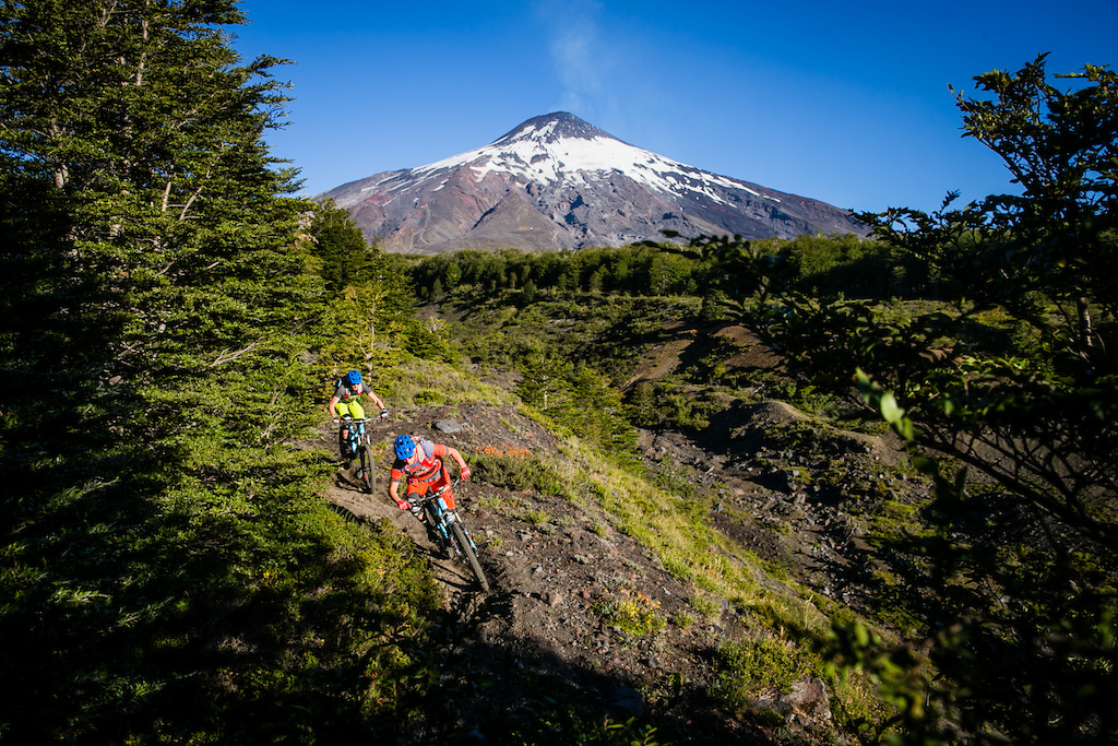 While waiting for the action to kick off, the Ibis team headed for the volcanic resort of Pucon for some bigger montain fun. Here the Gehrigs twins pin it through the loose rock and volcanic soil.