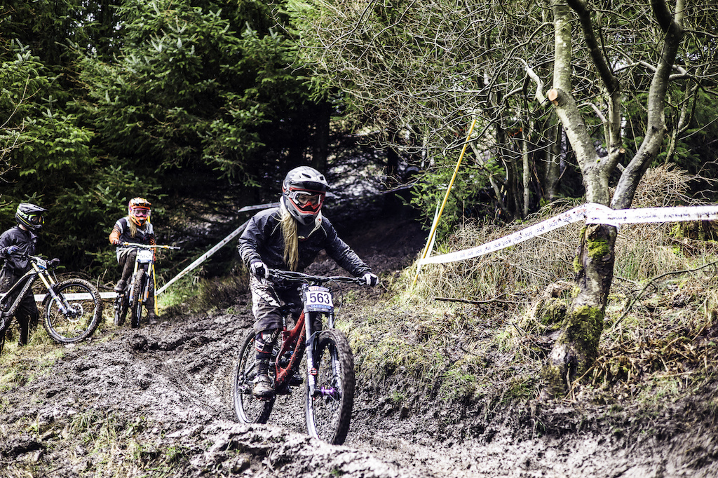 Ae Forest, Dumfries, Dumfries &amp; Galloway, Scotland, UK. 2nd April 2016. Mountain Bikers take part in the 1st round of the British Downhill Series on the iconic 7Stanes trails in Ae Forest near Dumfries.