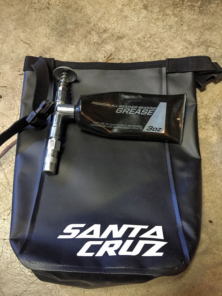 Selling Santa Cruz Nomad Carbon Size Medium complete