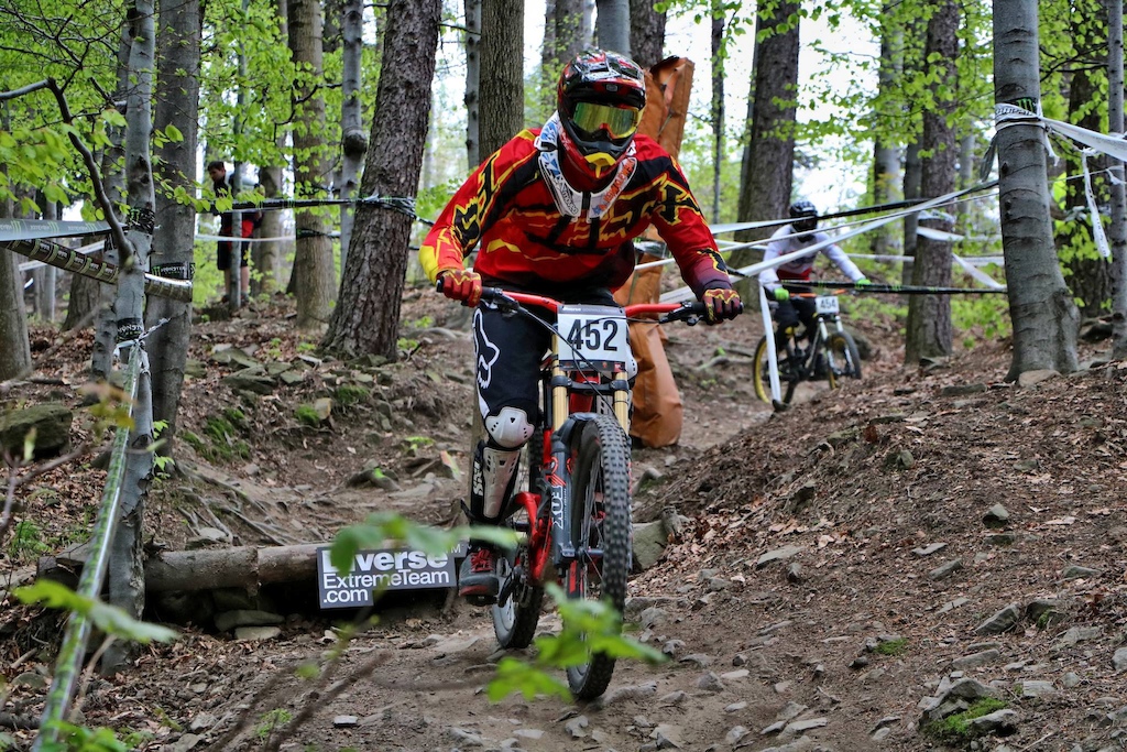 Diverse downhill contest sobotnie treningi. W tle Mati