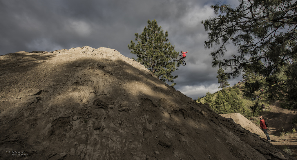 Flying Squirrel! Lunn's No Feet No Hander leaves his audience in awe!