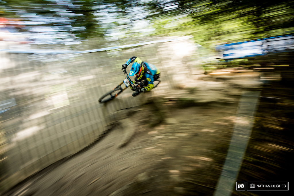 Warp for Wyn, qualifying comfortably despite an injured knee.