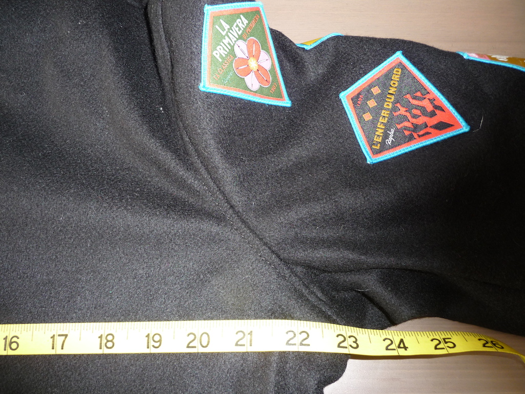 Rapha Jacket Size MEDIUM.

Arm pit to arm pit.   23".