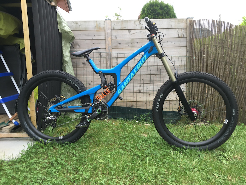 done bar the shouting, invisifram kit fitted. Waiting on SLIK graphics for the cranks and NL for the forks and rim decals. Hoping the weather is not as forecast and its just cloudy in Morzine and not pissing it down so i can go for a blast